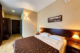 Гостиница Белла Виста Геленджик Двухместный номер Делюкс с 1 кроватью или 2 отдельными кроватями и балконом-1